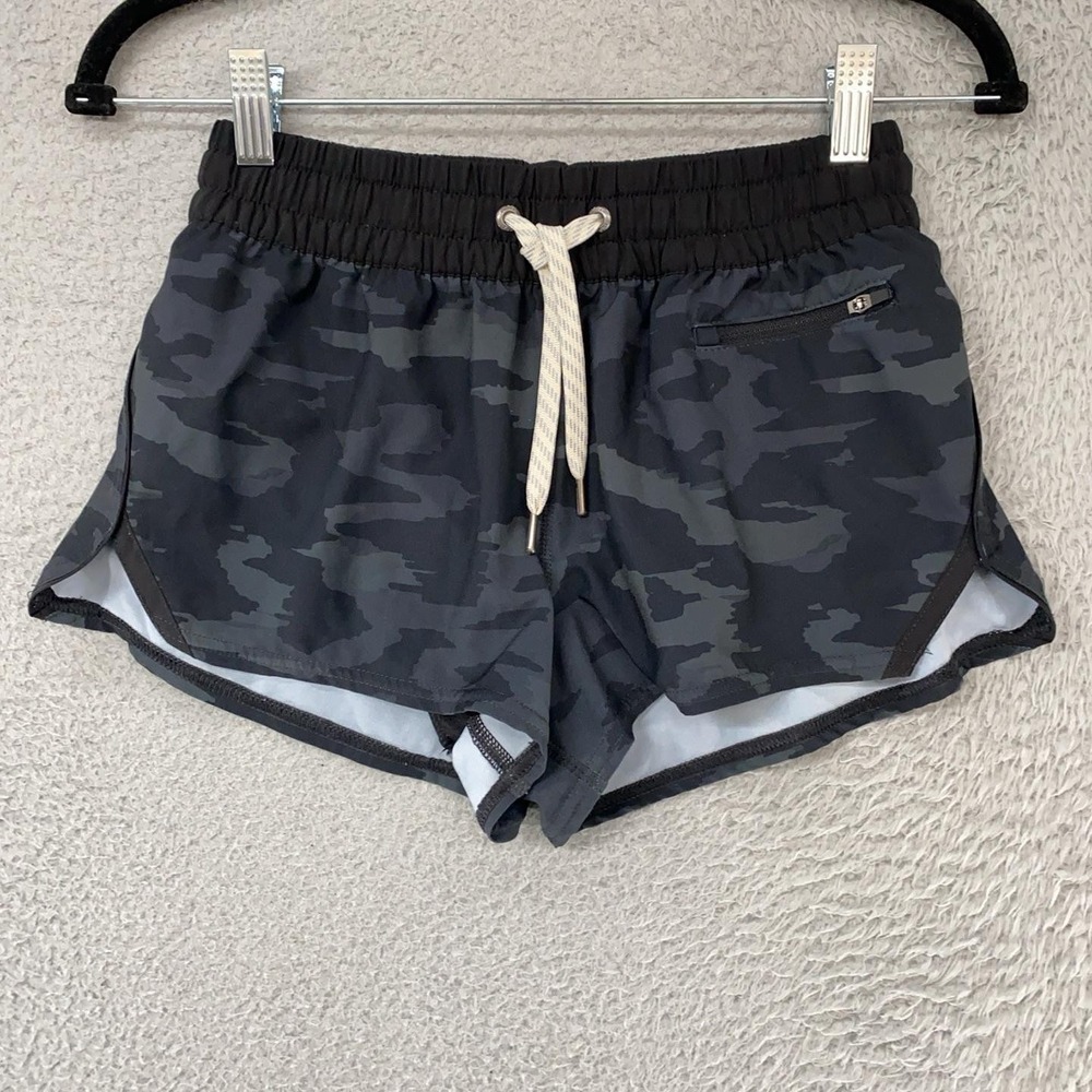 Vuori Running Shorts Womens XS Clementine Gray Camo Lined Pockets 2.5 Inch